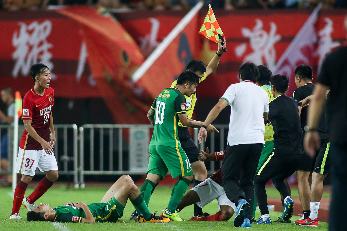 雷火电竞充值-足球场上激烈角逐，谁能笑到最后？的简单介绍