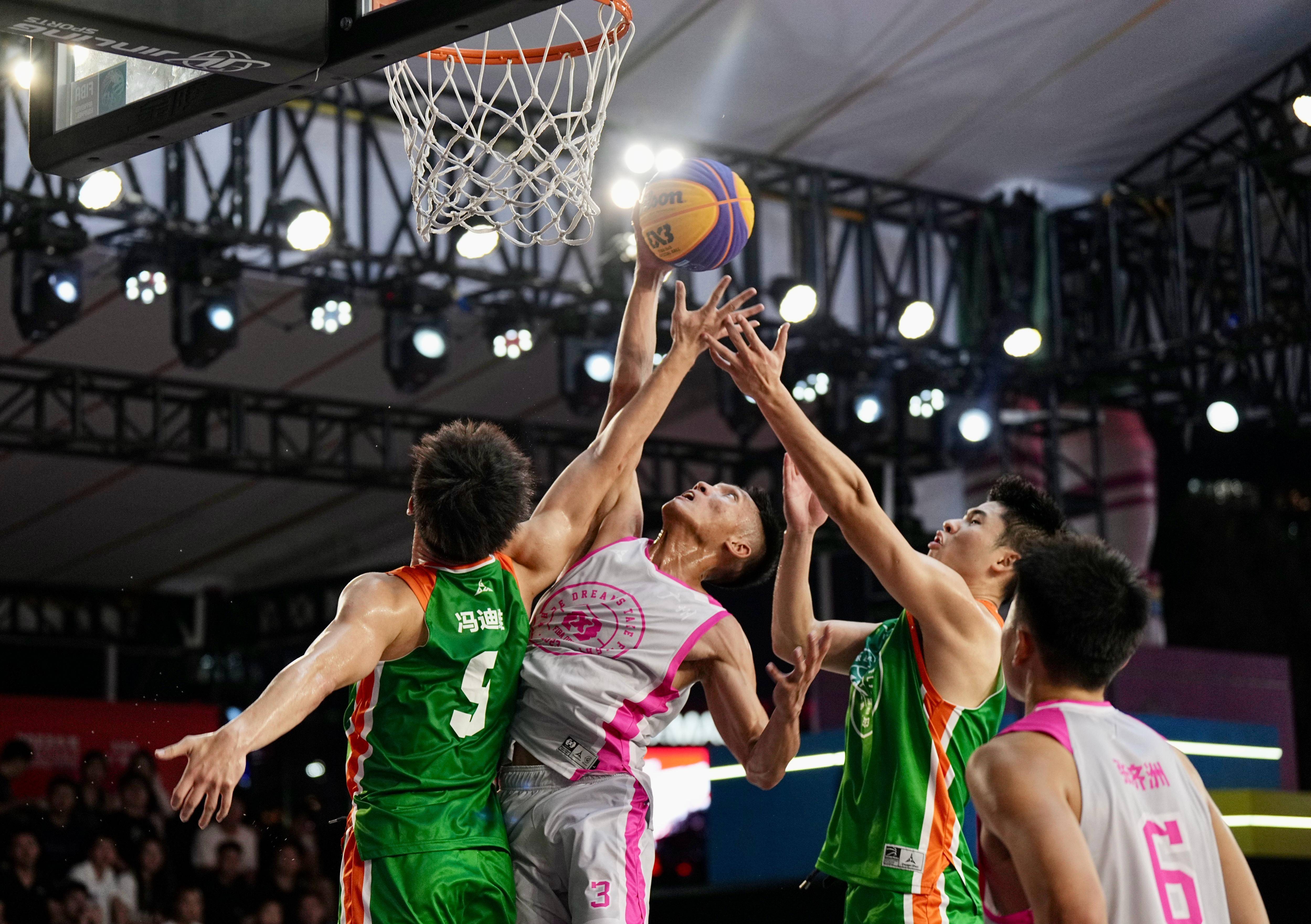 雷火电竞简介-包含篮球赛事现场观众兴奋欢呼，气氛火爆的词条