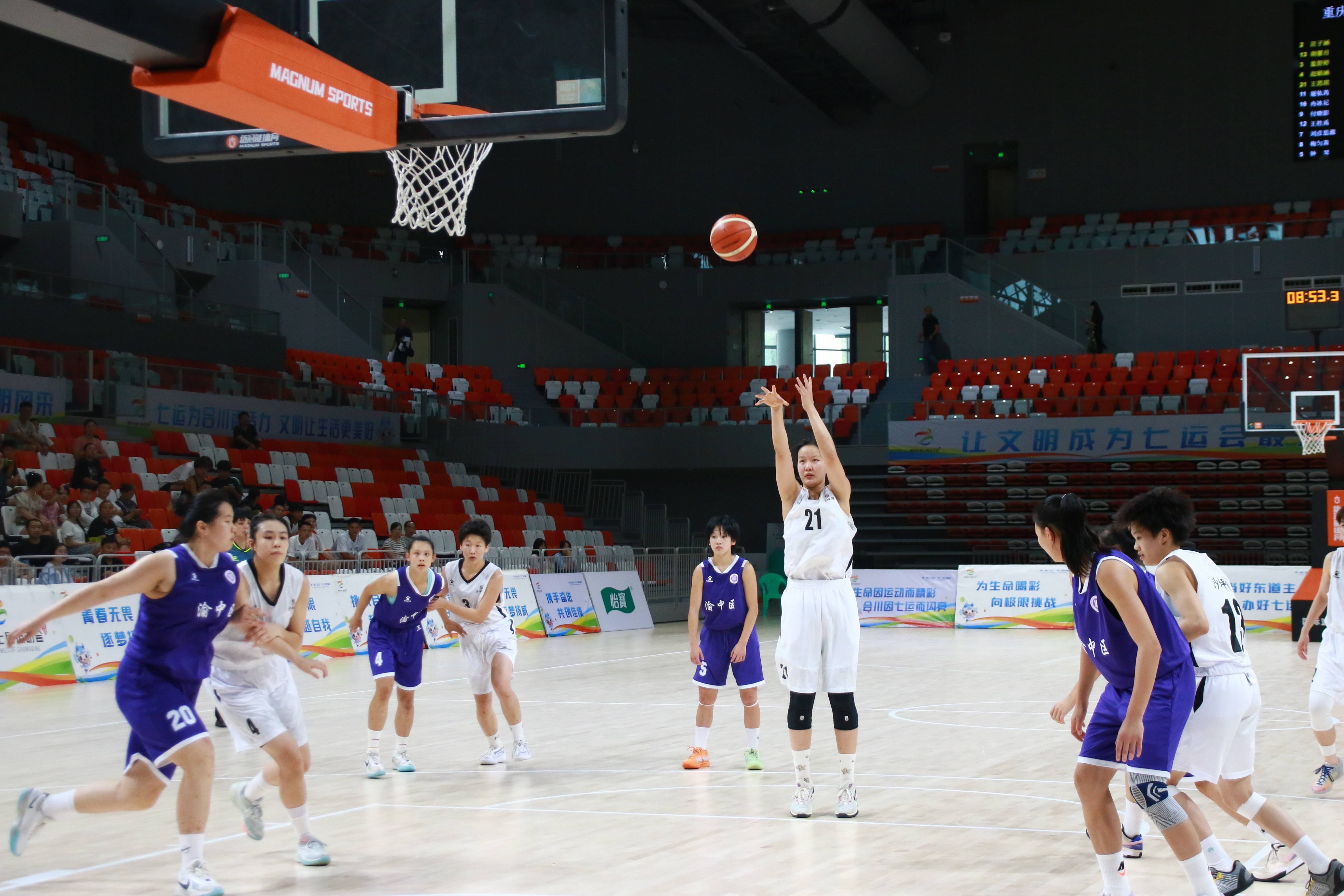 包含篮球赛事现场观众兴奋欢呼，气氛火爆的词条