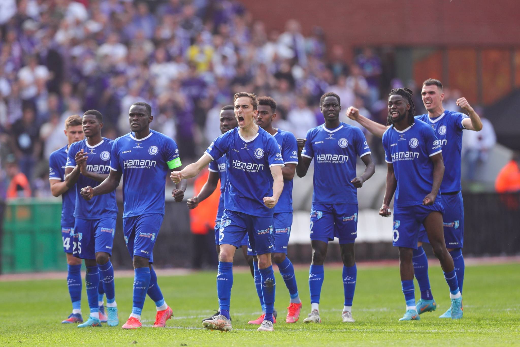 皇家贝蒂斯客场取胜,球迷欢呼 皇家贝蒂斯客场取胜,球迷欢呼