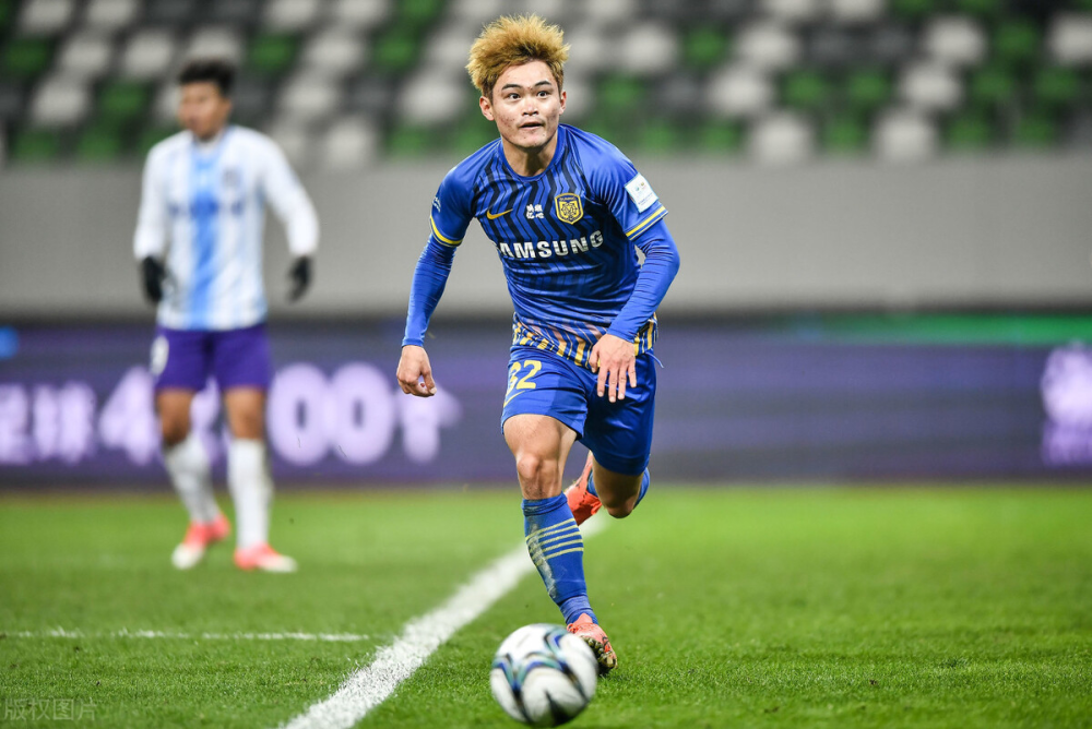 雷火电竞亚洲先驱-马赛球迷为球队加油助威决胜关键