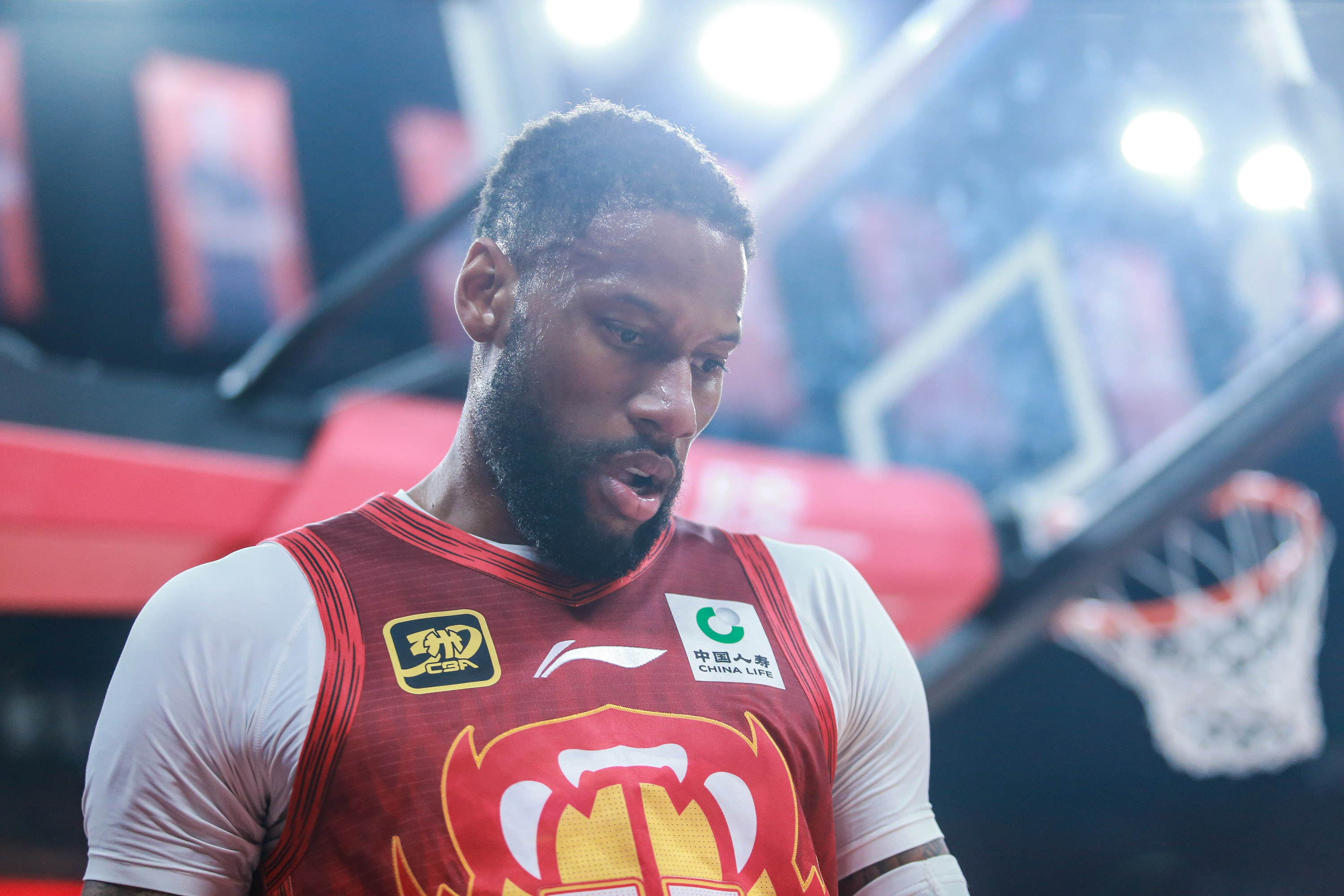 比赛中球员表现出色，为球队带来胜利的光荣