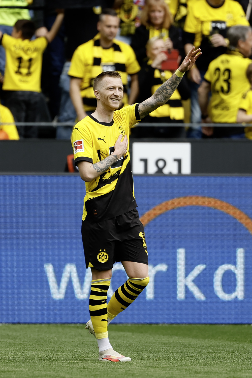 雷火电竞入驻-包含奥格斯堡队球员团结一心，力求胜利的词条