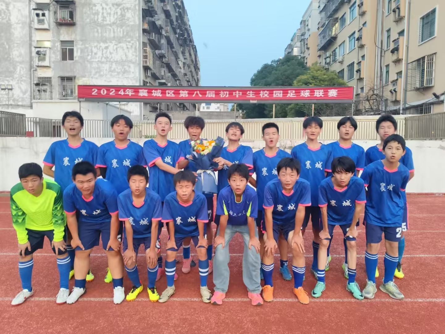 包含足球职业联赛决胜巅峰战，球员实力角逐争夺冠军的词条