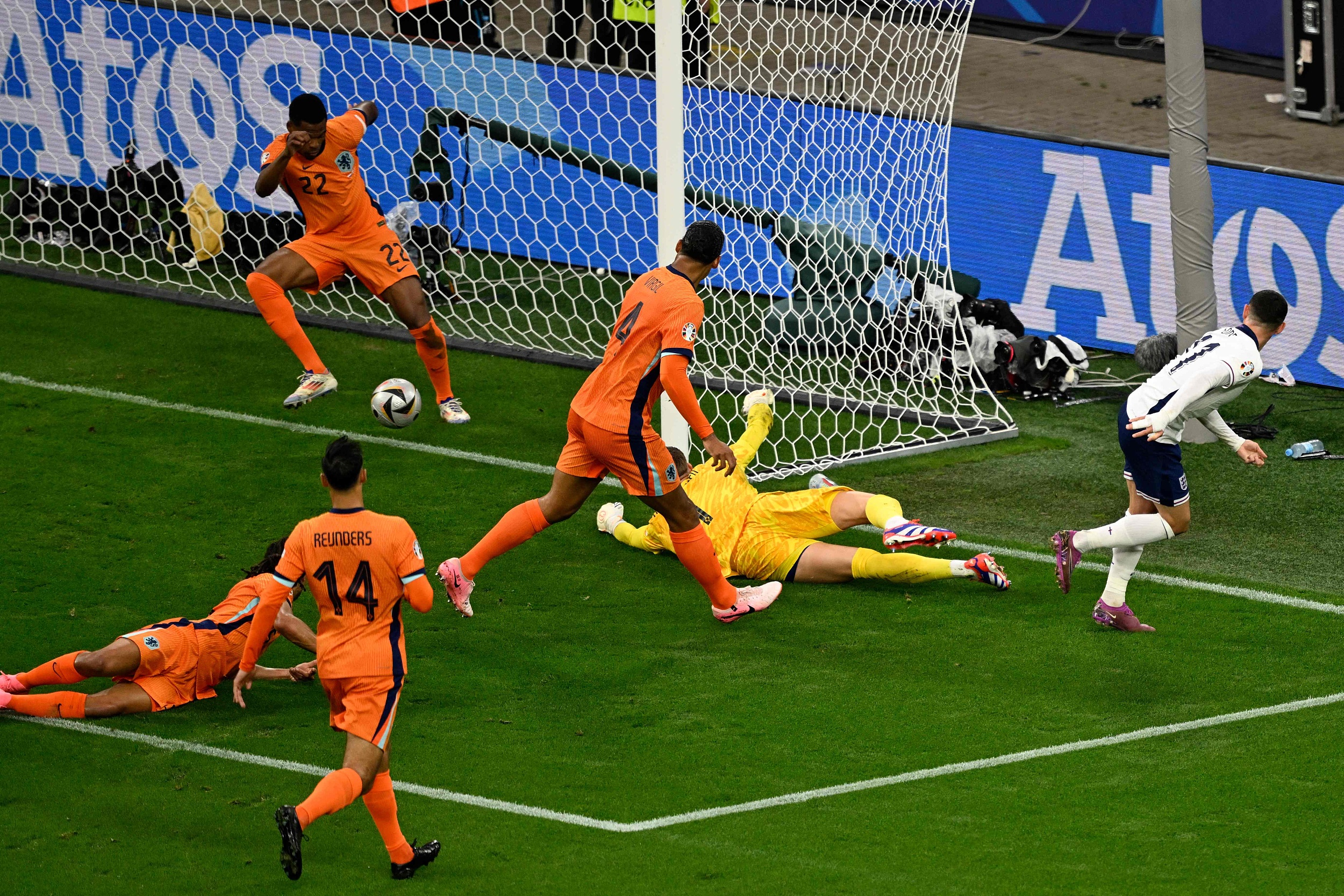 雷火电竞亚洲先驱-包含英格兰队面对瑞士队，实力对决即将上演的词条