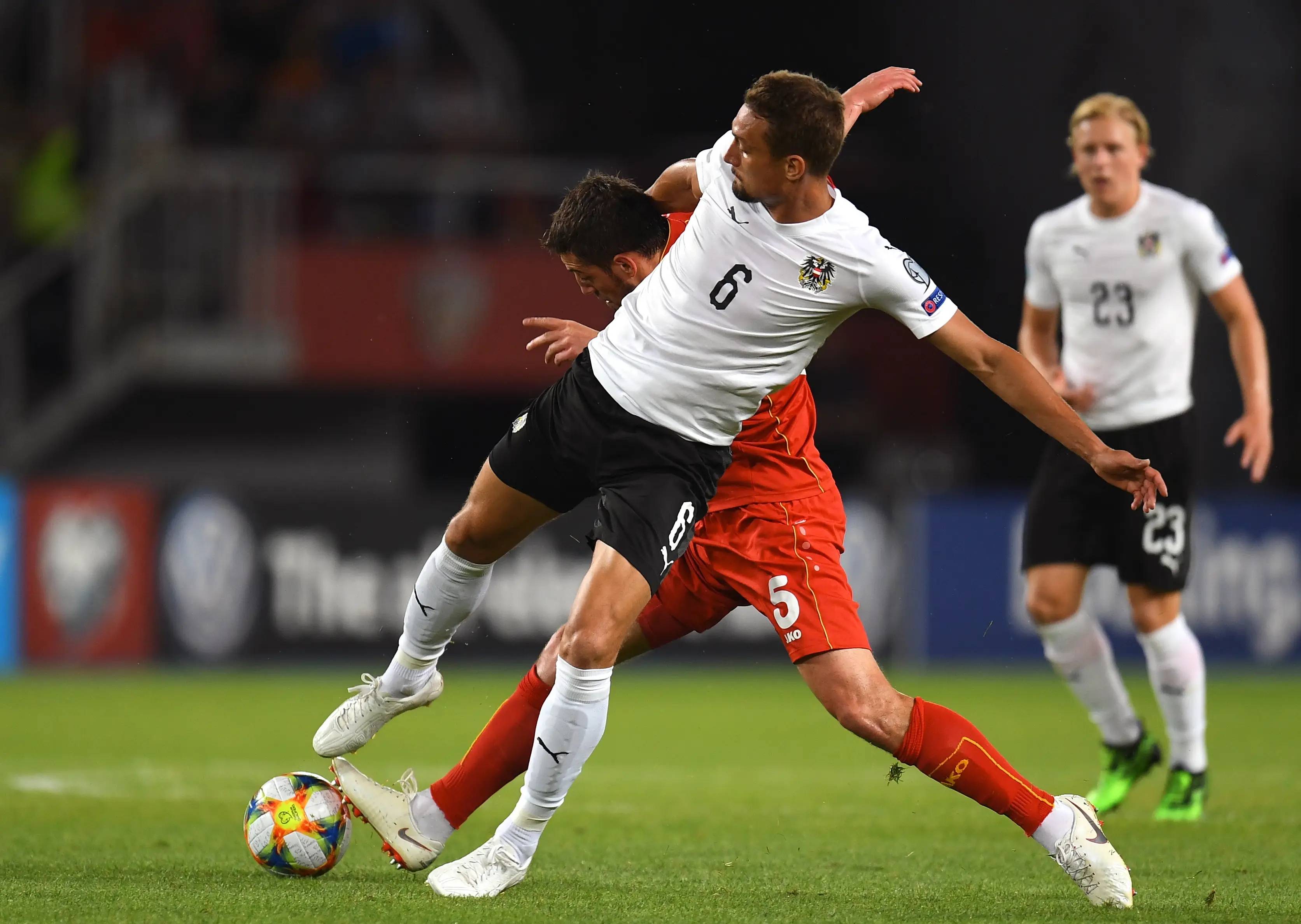 欧洲足球赛事打响巅峰对决，激情四射