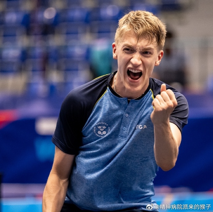 瑞典足球队队员团结一心，取得大比分胜利