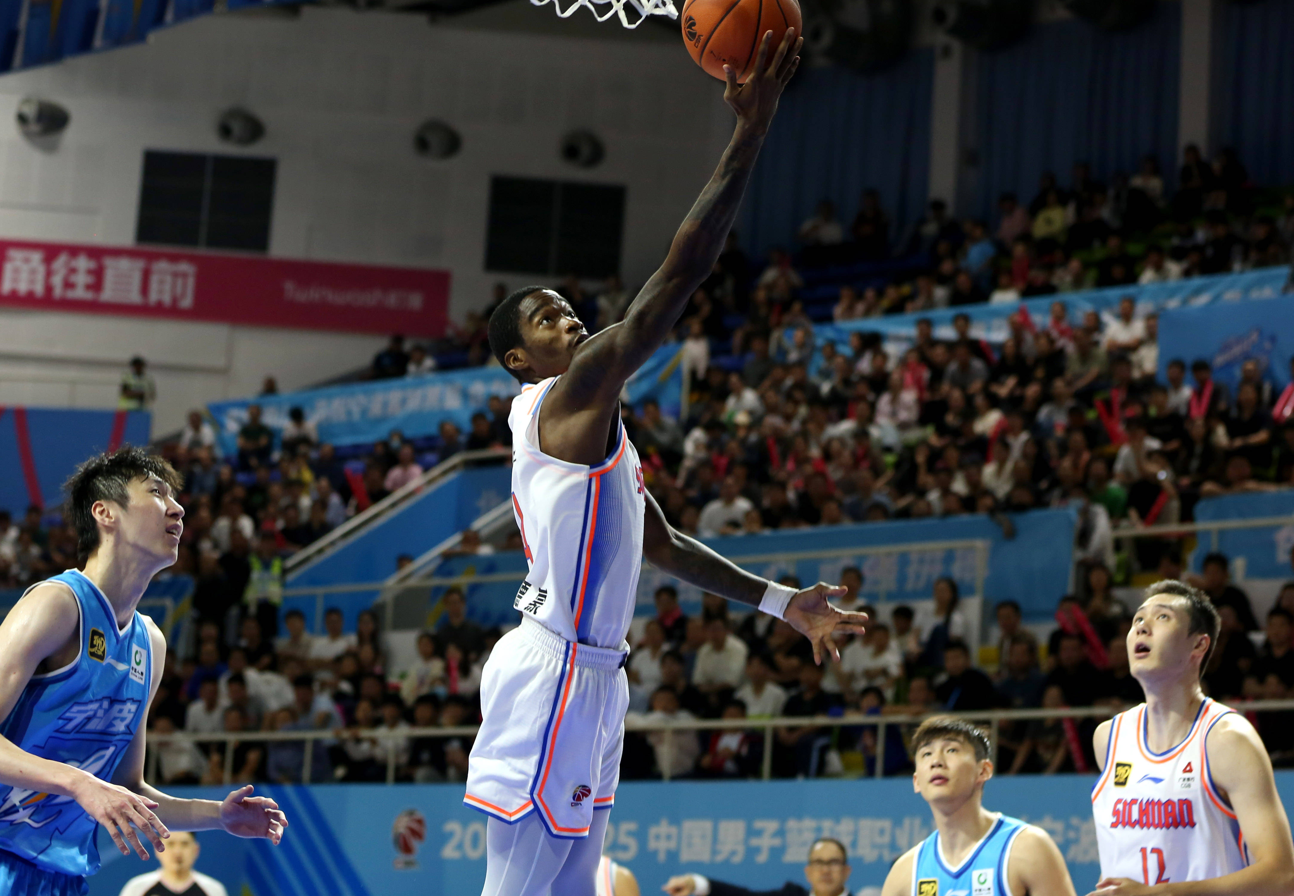 雷火电竞-篮球运动员在国际赛场上表现抢眼