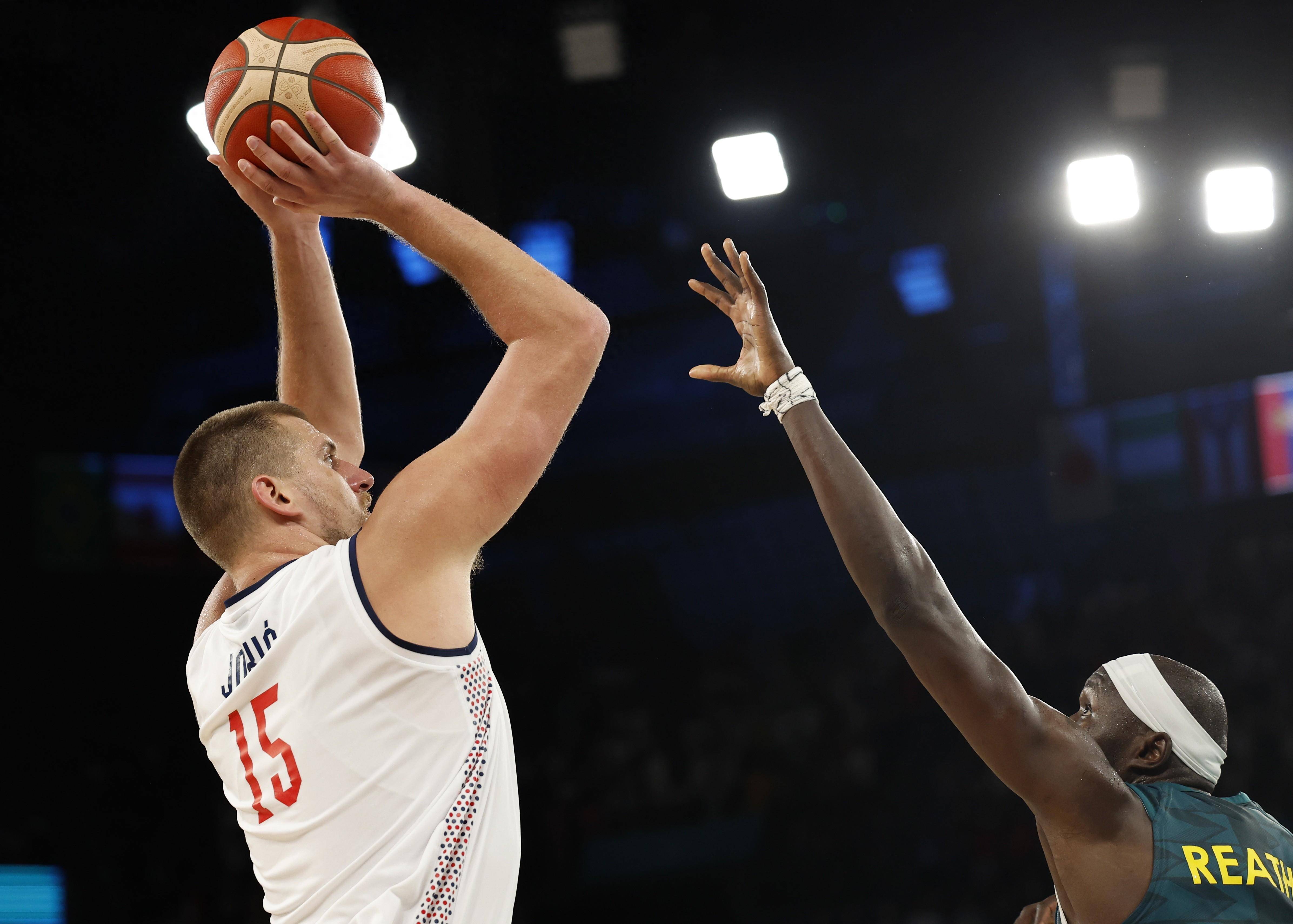 篮球运动员在国际赛场上表现抢眼