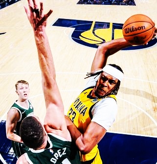 雷火电竞官网-雄鹿客场告捷，米德尔顿砍下+