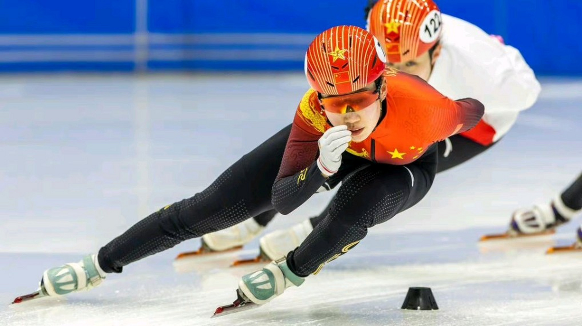 韩国运动员展现出色表现，在比赛中脱颖而出