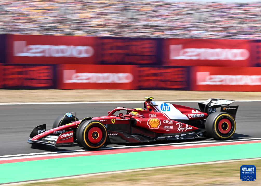 雷火电竞-迈凯伦险胜红牛车队，汉密尔顿点燃赛场