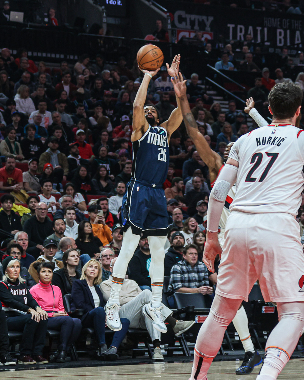 雷火电竞简介-独行侠横扫深圳队，利拉德高光表现