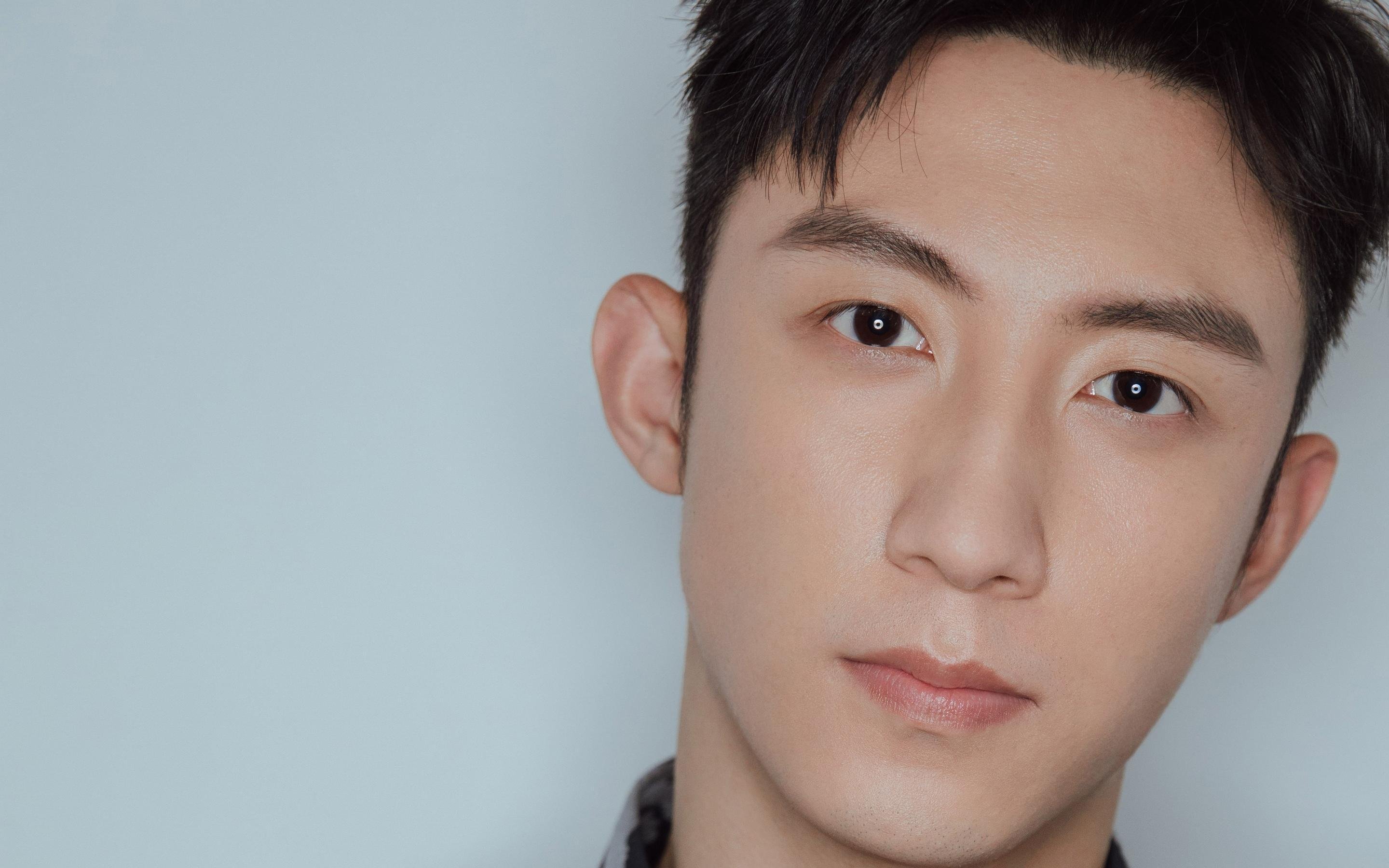 雷火电竞主播-我为你构思了三个不同角度的标题，以捕捉这场极具特殊性的比赛