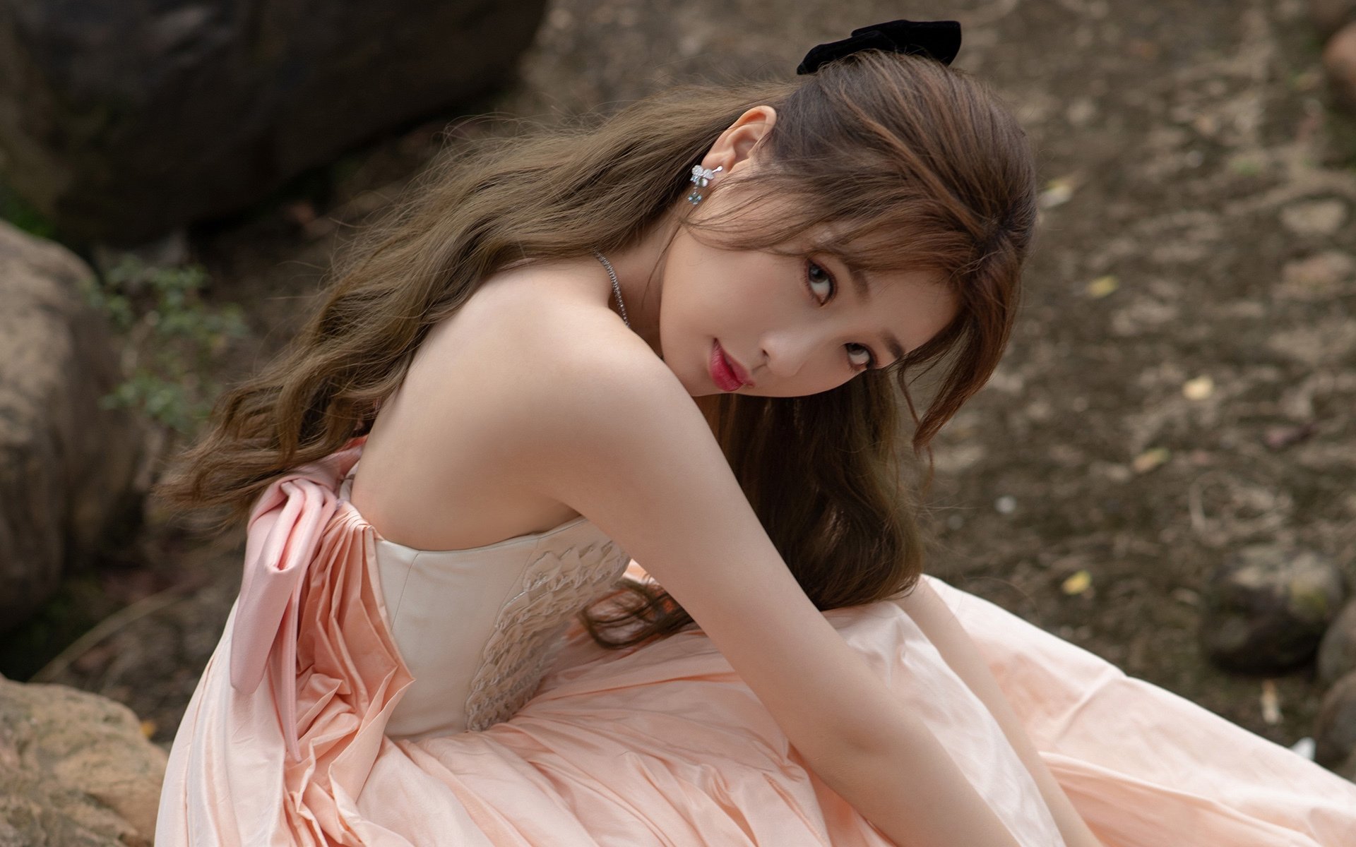 从天山到休斯顿,当西域铁骑遇见航天城,恩比德以巨星唯一性写就跨越东西的篮球史诗