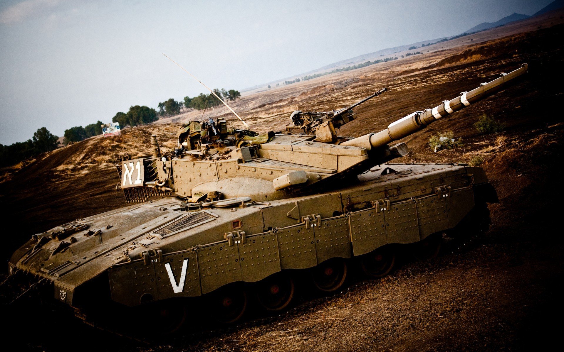 F1揭幕战之夜，当全场的轰鸣都为他寂静，他却在暗处执掌胜负