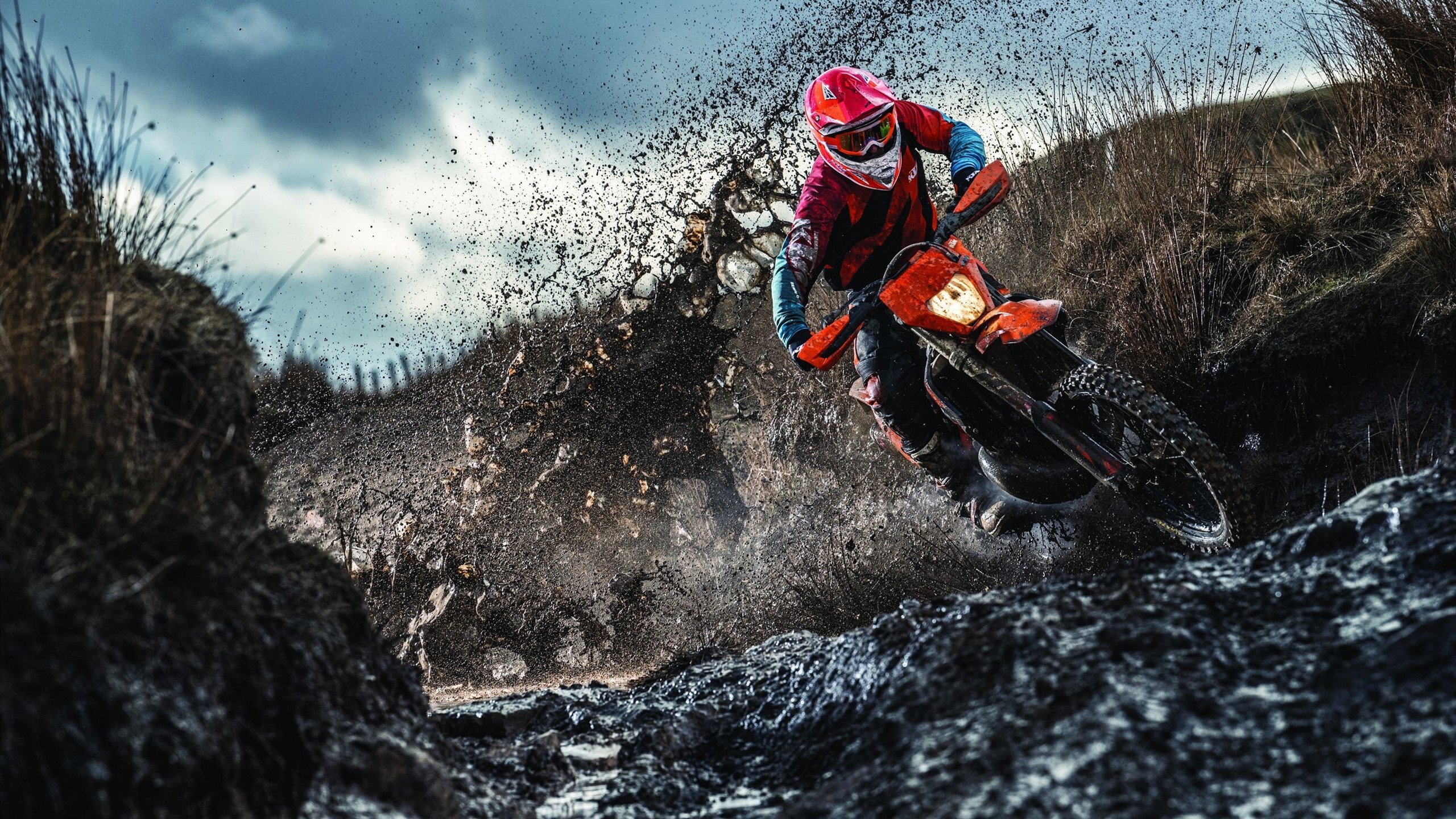 冰岛火山撞上乌克兰铁血，一场36万人口与4000万战争意志的对决